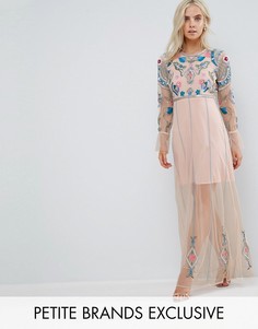 Сетчатое платье макси с цветочной вышивкой, присборенными манжетами и открытой спиной Frock And Frill Petite - Розовый