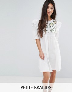 Свободное платье с вышивкой и оборками Boohoo Petite - Белый