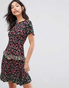 Приталенное платье мини со свободной юбкой и принтом в стиле пэчворк Boohoo - Мульти