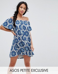 Платье с плиточным принтом и открытыми плечами ASOS PETITE - Мульти