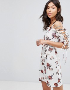 Свободное платье с цветочным принтом и шнуровкой Boohoo - Кремовый