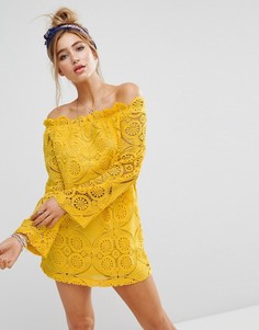 Свободное кружевное платье с открытыми плечами PrettyLittleThing - Желтый