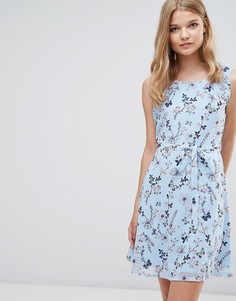 Платье с поясом на завязке и цветочным принтом Yumi - Синий