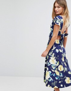 Приталенное платье миди с цветочным принтом и поясом на спине Boohoo - Темно-синий