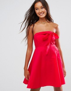 Короткое приталенное платье с открытыми плечами QED London - Красный