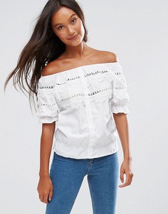 Топ на пуговицах с открытыми плечами и кружевной отделкой QED London - Белый