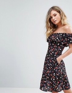 Короткое приталенное платье с открытыми плечами и цветочным принтом Miss Selfridge - Мульти