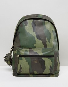 Кожаный рюкзак с камуфляжным принтом и брелоком ASOS - Зеленый