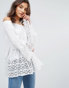 Топ с открытыми плечами и кружевной отделкой по нижнему краю QED London - Белый