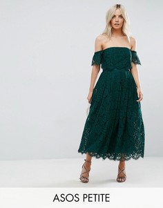 Кружевное платье миди для выпускного с открытыми плечами ASOS PETITE - Зеленый