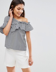 Топ в клеточку с оборкой на плече QED London - Темно-синий