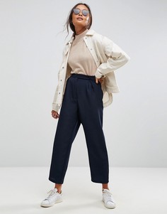 Широкие зауженные брюки со складками ASOS - Темно-синий