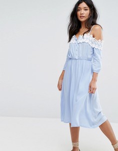 Платье с открытыми плечами и кружевной отделкой Boohoo - Синий