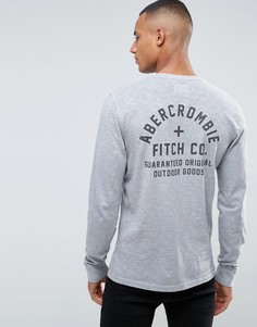 Серый узкий лонгслив с принтом на спине Abercrombie &amp; Fitch - Серый