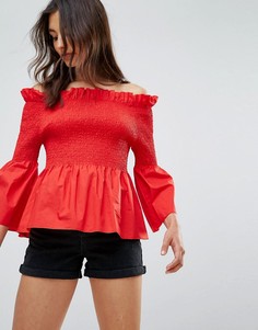 Топ с открытыми плечами и оборкой QED London - Красный