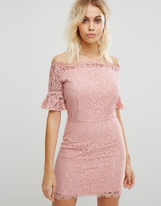 Кружевное платье с открытыми плечами Liquorish - Розовый
