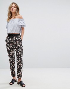Суженные книзу брюки с принтом New Look - Черный