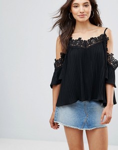 Топ с вырезами на плечах и кружевом QED London - Черный