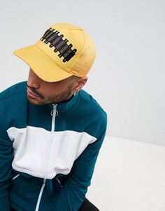 Желтая бейсболка с прорезиненным принтом ASOS - Желтый