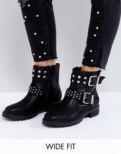 Ботинки в байкерском стиле для широкой стопы с заклепками ASOS ACT UP - Черный