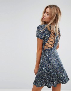 Короткое приталенное платье со шнуровкой на спине Boohoo - Черный