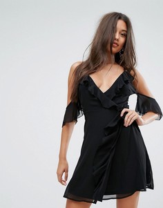 Платье с открытыми плечами и оборкой Lipsy - Черный