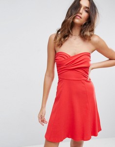 Приталенное платье бандо с отделкой ASOS - Красный