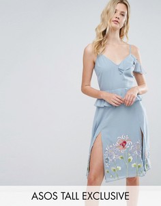 Платье миди на бретелях с вышивкой, оборкой и баской ASOS TALL - Синий