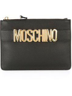 клатч с фирменной бляшкой на ремешке Moschino