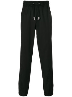 straight trousers Versus