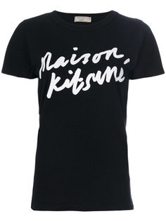 футболка с принтом с логотипом прописью Maison Kitsuné