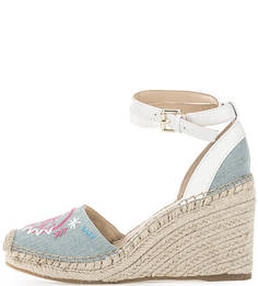 Босоножки на танкетке с вышивкой Guess