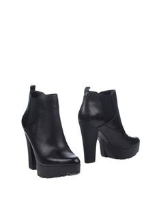 Полусапоги и высокие ботинки Guess