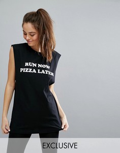 Черная облегающая майка с надписью Run Now Pizza Later Twerk Out - Черный