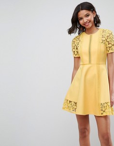 Платье мини с кружевной вставкой ASOS Premium - Желтый