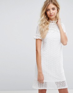 Кружевное платье с шифоновыми оборками QED London - Кремовый