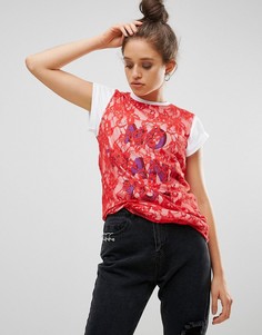 Футболка с принтом и кружевным верхним слоем ASOS - Красный