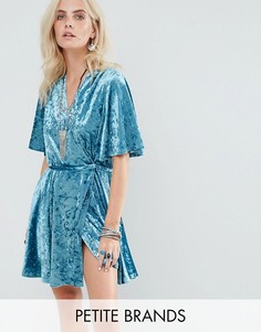Приталенное платье с запахом из мятого бархата Glamorous Petite - Зеленый