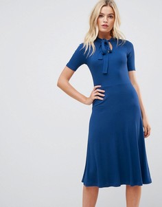 Чайное платье миди в рубчик с завязкой ASOS - Темно-синий