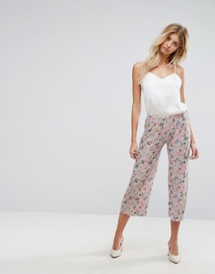 Плиссированные укороченные брюки с цветочным принтом New Look - Розовый