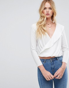 Блузка с запахом и асимметричной оборкой ASOS - Кремовый