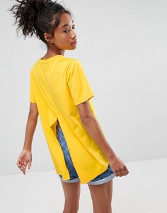 Футболка с удлиненной спиной и разрезом ASOS - Желтый