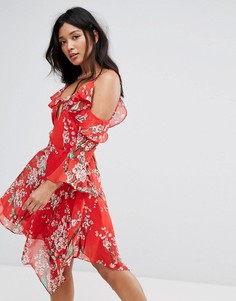 Платье с открытыми плечами и асимметричным подолом Boohoo - Красный