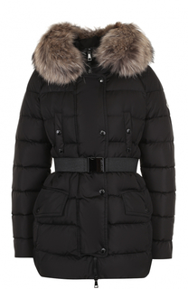 Стеганый пуховик с поясом и меховой отделкой капюшоном Moncler