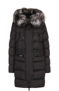 Приталенный стеганый пуховик с меховой отделкой капюшона Moncler