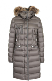 Приталенный стеганый пуховик с меховой отделкой капюшона Moncler