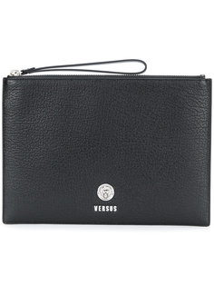 textured logo clutch Versus