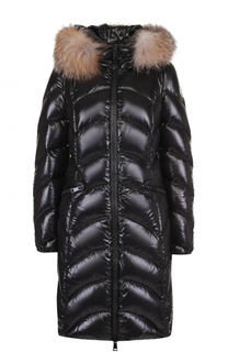 Стеганый пуховик с меховой отделкой капюшона Moncler