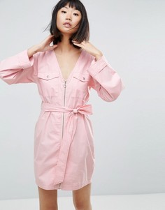 Платье мини в стиле милитари с V-образным принтом ASOS - Розовый