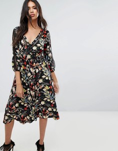 Платье миди с цветочным принтом и запахом Boohoo - Мульти